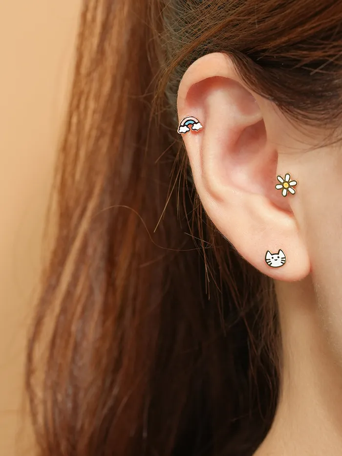 Earrings MinimalBijoux 14K Gold Enamel Simple Daisy Cartilage Earring 20G