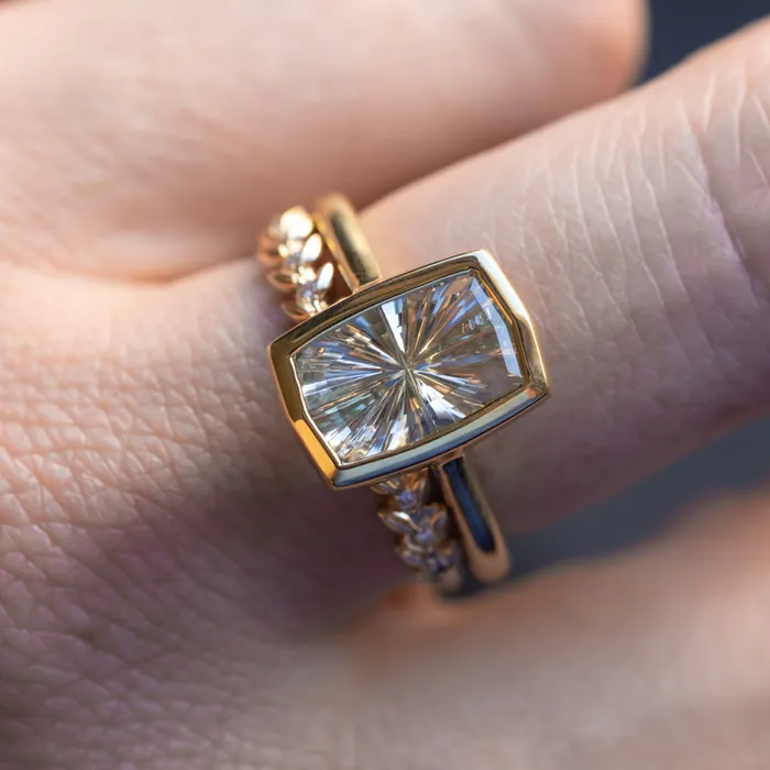 Rob Coggins Rings 259ct Fantasy Cut Untreated Montana Sapphire Contemporary Bezel Set Ring in 18k Yellow