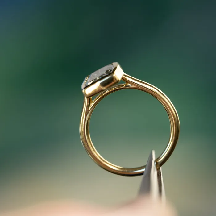 Rob Coggins Rings 259ct Fantasy Cut Untreated Montana Sapphire Contemporary Bezel Set Ring in 18k Yellow