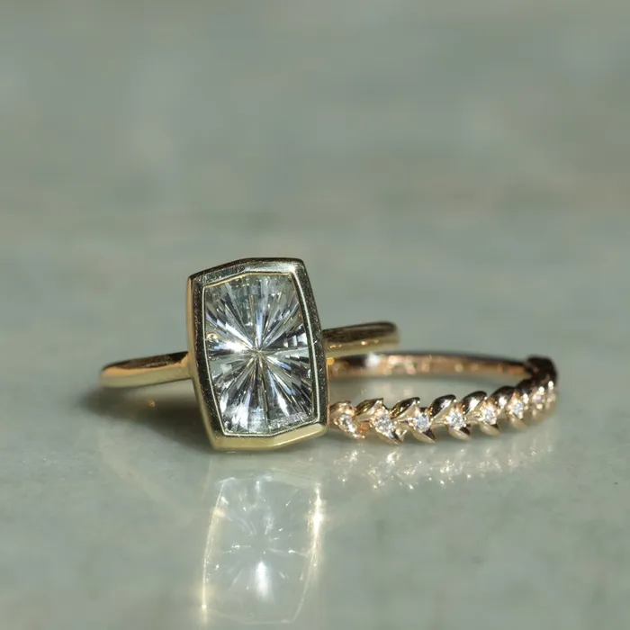 Rob Coggins Rings 259ct Fantasy Cut Untreated Montana Sapphire Contemporary Bezel Set Ring in 18k Yellow