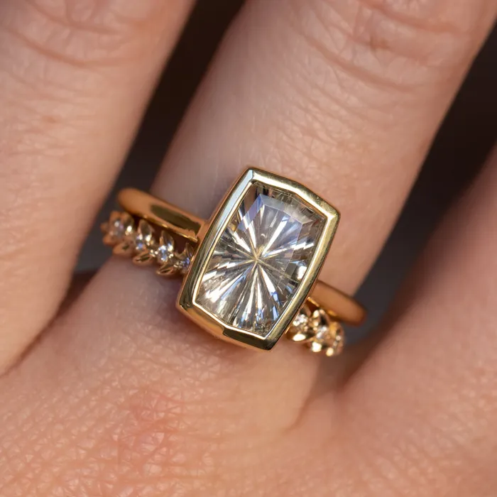 Rob Coggins Rings 259ct Fantasy Cut Untreated Montana Sapphire Contemporary Bezel Set Ring in 18k Yellow