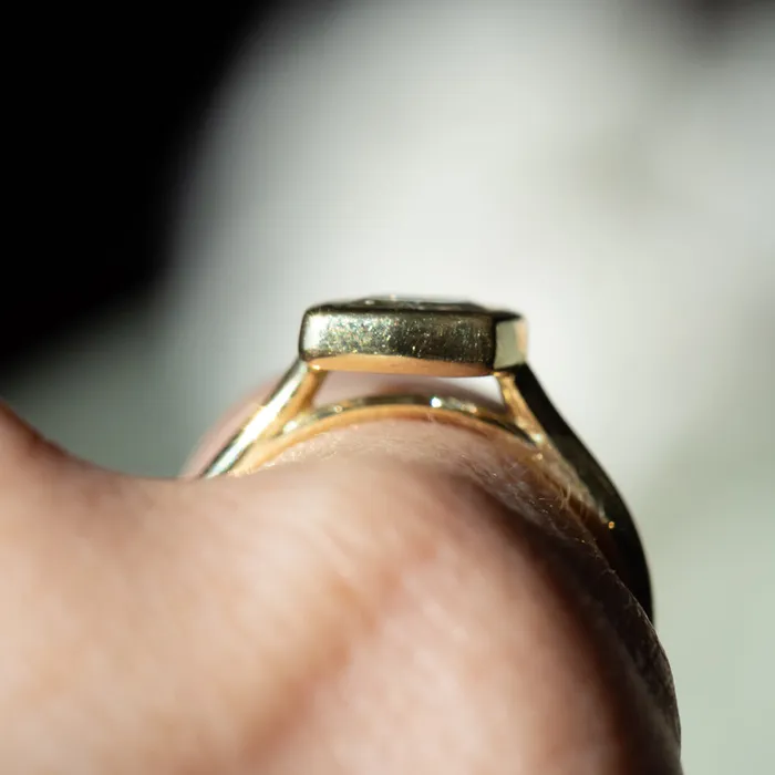 Rob Coggins Rings 259ct Fantasy Cut Untreated Montana Sapphire Contemporary Bezel Set Ring in 18k Yellow